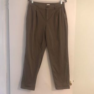 EVERYTHING $5 A new day sz 10 pleat khaki trousers